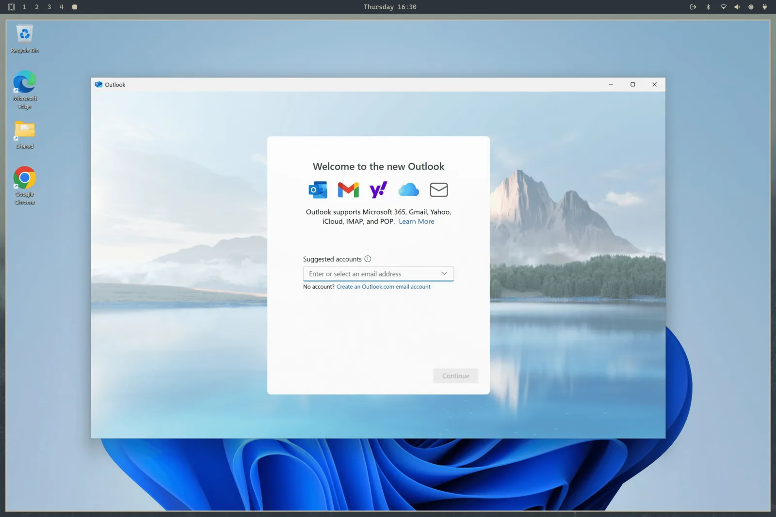 Windows 11 na nagpapatakbo ng Outlook sa loob ng Omarchy, na may nakikitang desktop bar ng Omarchy sa itaas